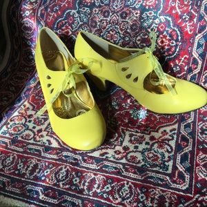 Cheery yellow heels with ribbon size 8